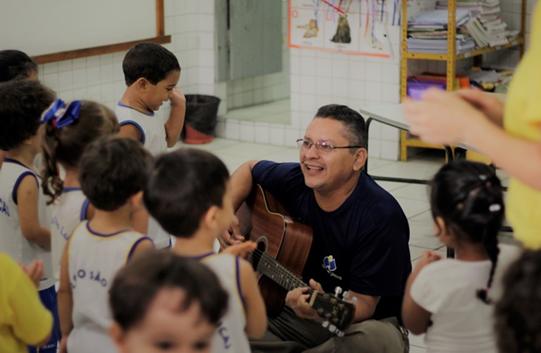 professor cantando para os alunos no colegio são lucas