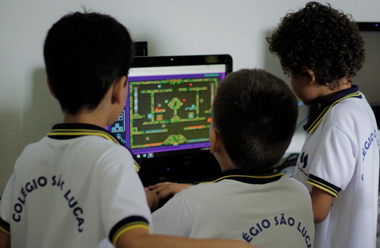 Alunos jogando no computador no colegio são lucas