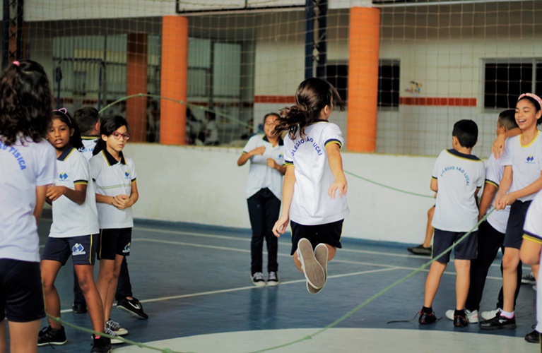 Alunas pulando corda no colegio são lucas